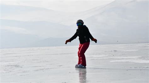 Çıldır Gölü'nde buz pateni heyecanı - Son Dakika Haberleri